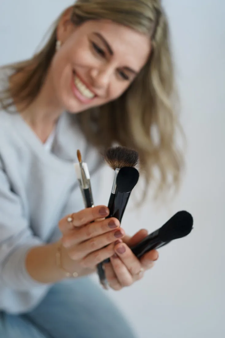 Debora Gadmer-Greiser mit Make-up Pinseln