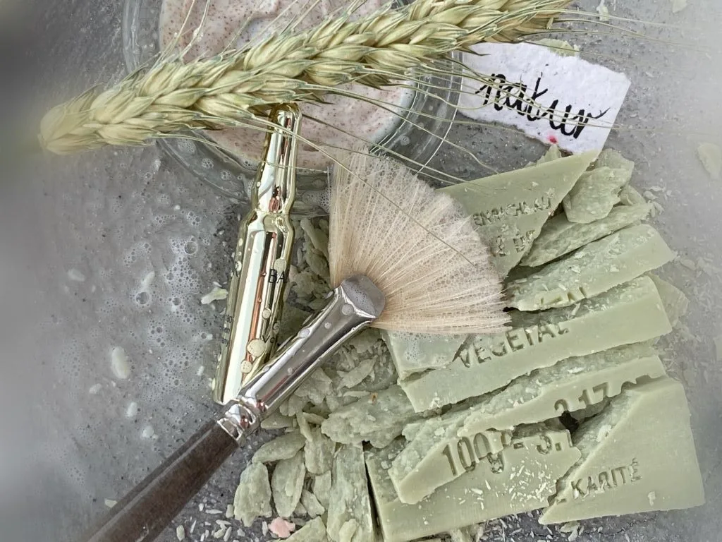 Gutschein von Beauté Lavande, verpackt mit Lavendel