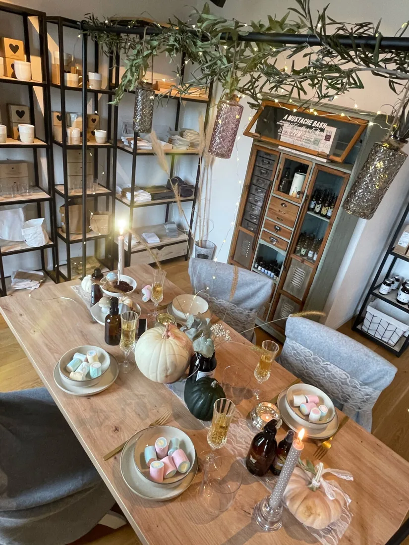 Gedeckter Tisch für eine Ladies Night im Lavande