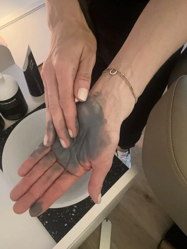 Hände mit Maske während einer Behandlung