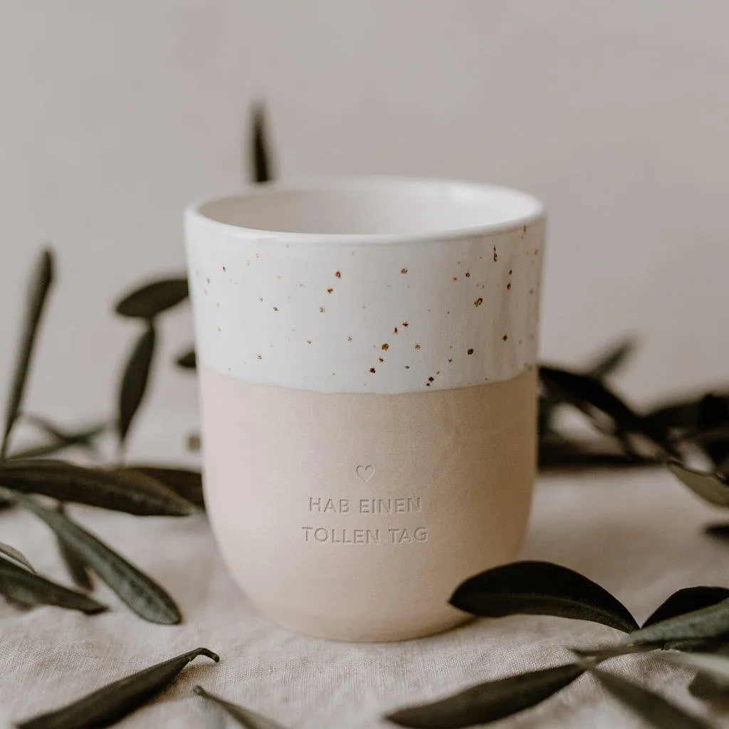Handgefertigte Tasse aus dem Laden im Lavande